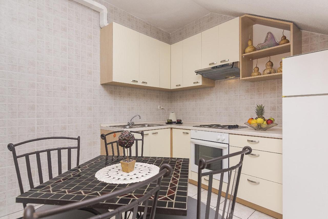 Apartments With A Parking Space Brela, Makarska - 11687 Exterior foto